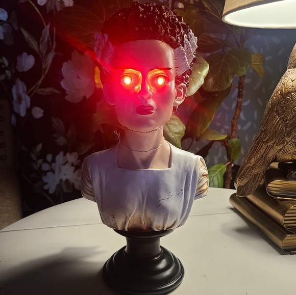 Bride of Frankenstein bust light up Halloween decor 13"x6" - Picture 8 of 11